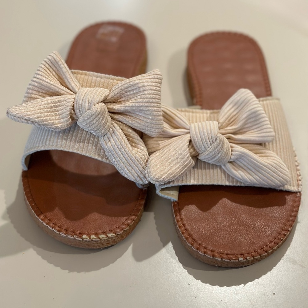 Women’s comfortable fabric bow flip flops size 9 like new tan brown - Picture 4 of 5